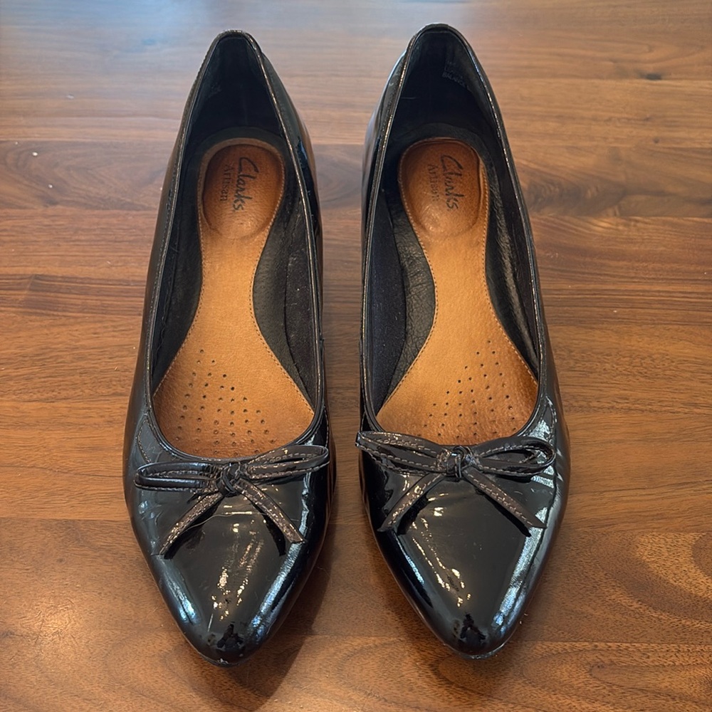 Clark’s patent leather low heel - black - size 8